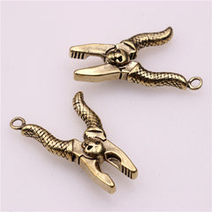 A 1pcs Solid Brass Vice Shape Scorpion Charm Pendant Table Decors Leather Craft DIY Decoration Keyring Gift CLOXY