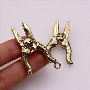 A 1pcs Solid Brass Vice Shape Scorpion Charm Pendant Table Decors Leather Craft DIY Decoration Keyring Gift CLOXY